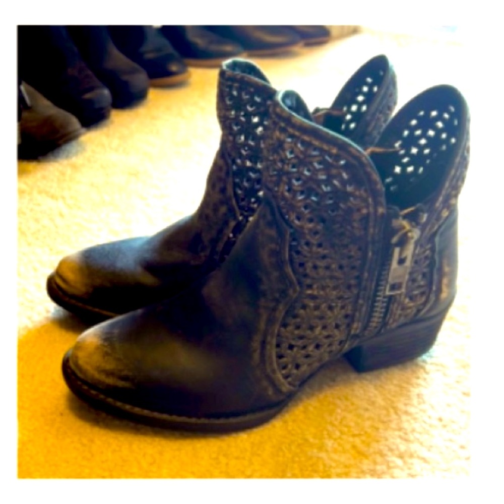 Circle G - cut out booties - Round toe - Never worn - size 7